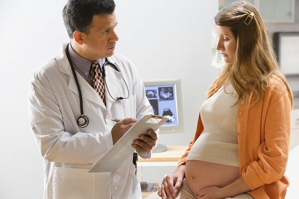 На фото: консультация врача при беременности