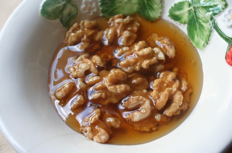 На фото: грецкие орехи с медом