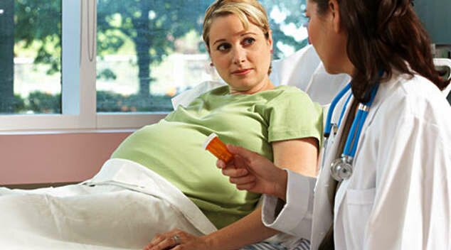 На фото: госпитализация беременной