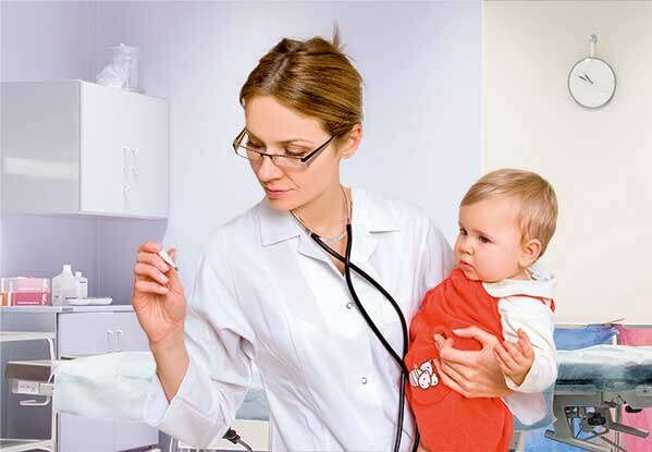 На фото: обращение к врачу при температуре у ребенка